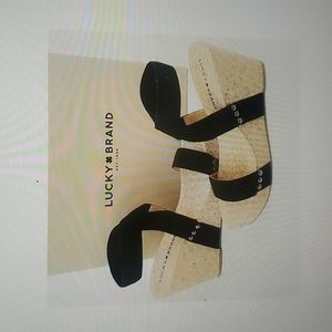 Lucky Brand Cork with Black strapped Platform Wedges. US 7; 24 cm